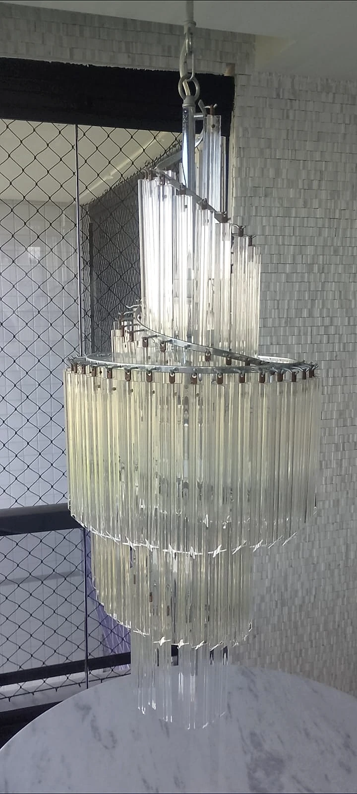 Lustre em cristal antes do serviço de higienização técnica e restauração