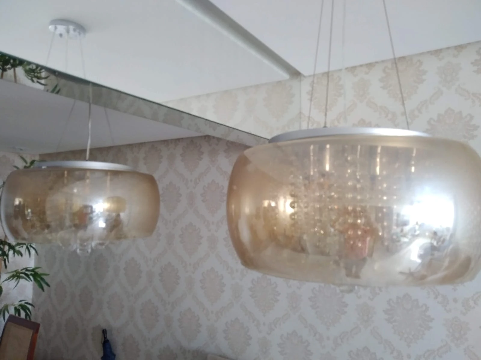Pendente em cristal acumulado com poeira antes do serviço