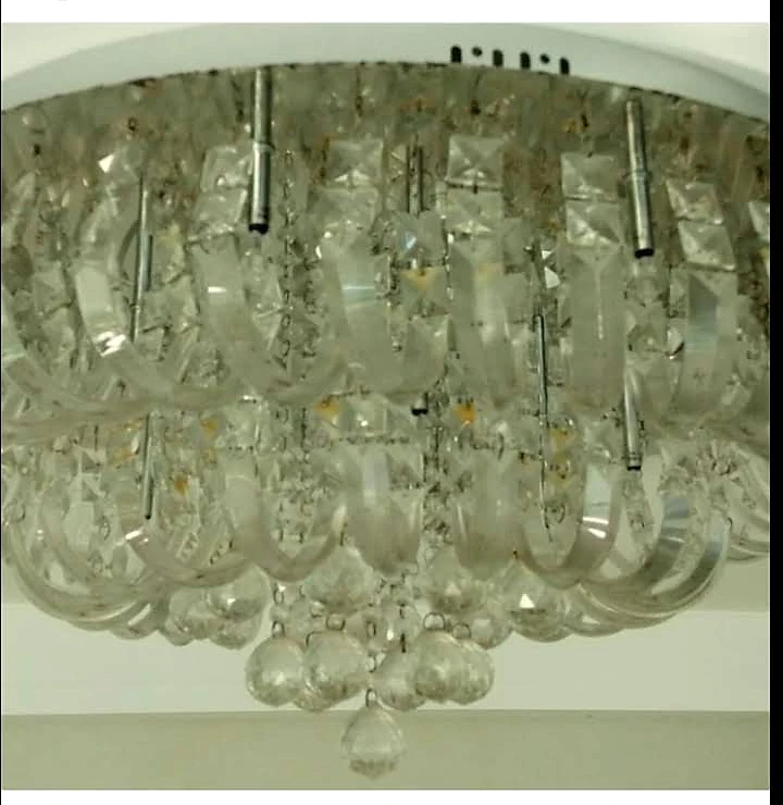 Lustre de sobrepor antes da remoção de resíduos