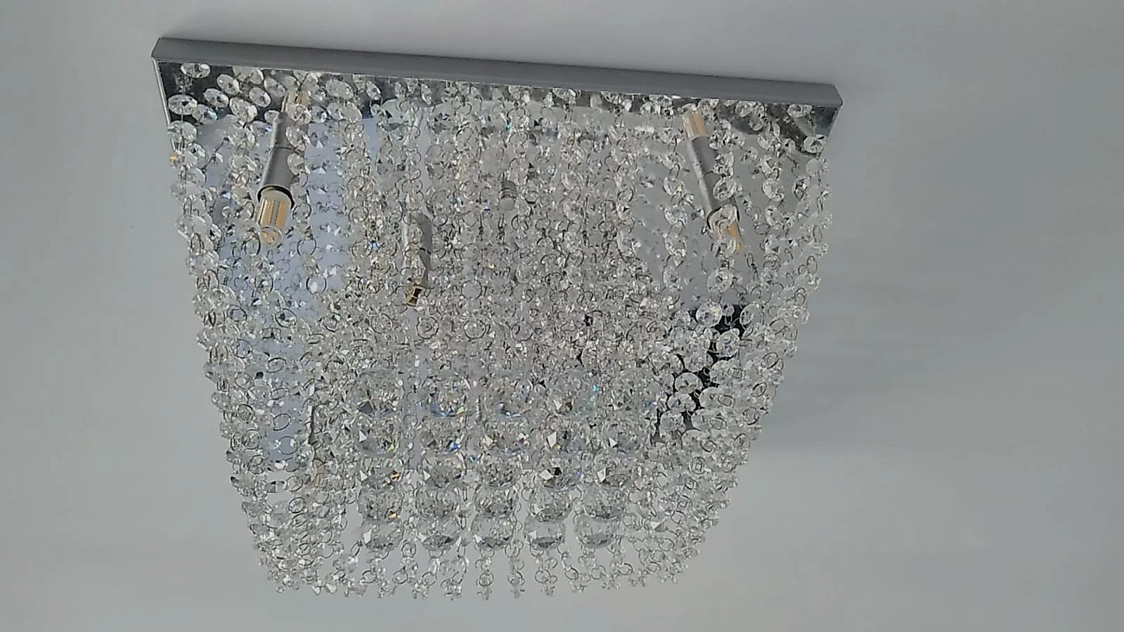 Lustre clássico de cristal com transparência e reflexo renovados