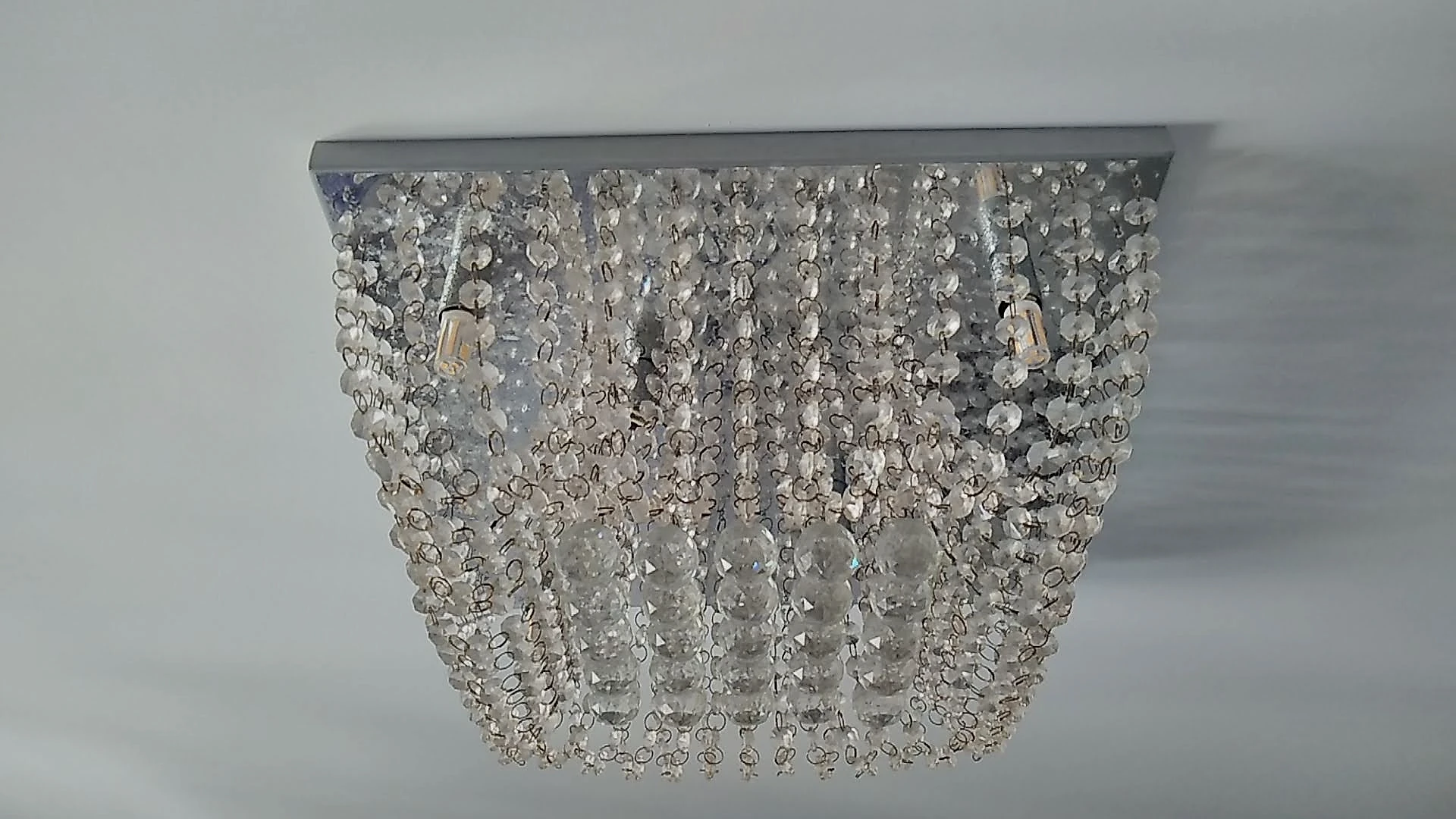 Lustre clássico de cristal antes da intervenção técnica
