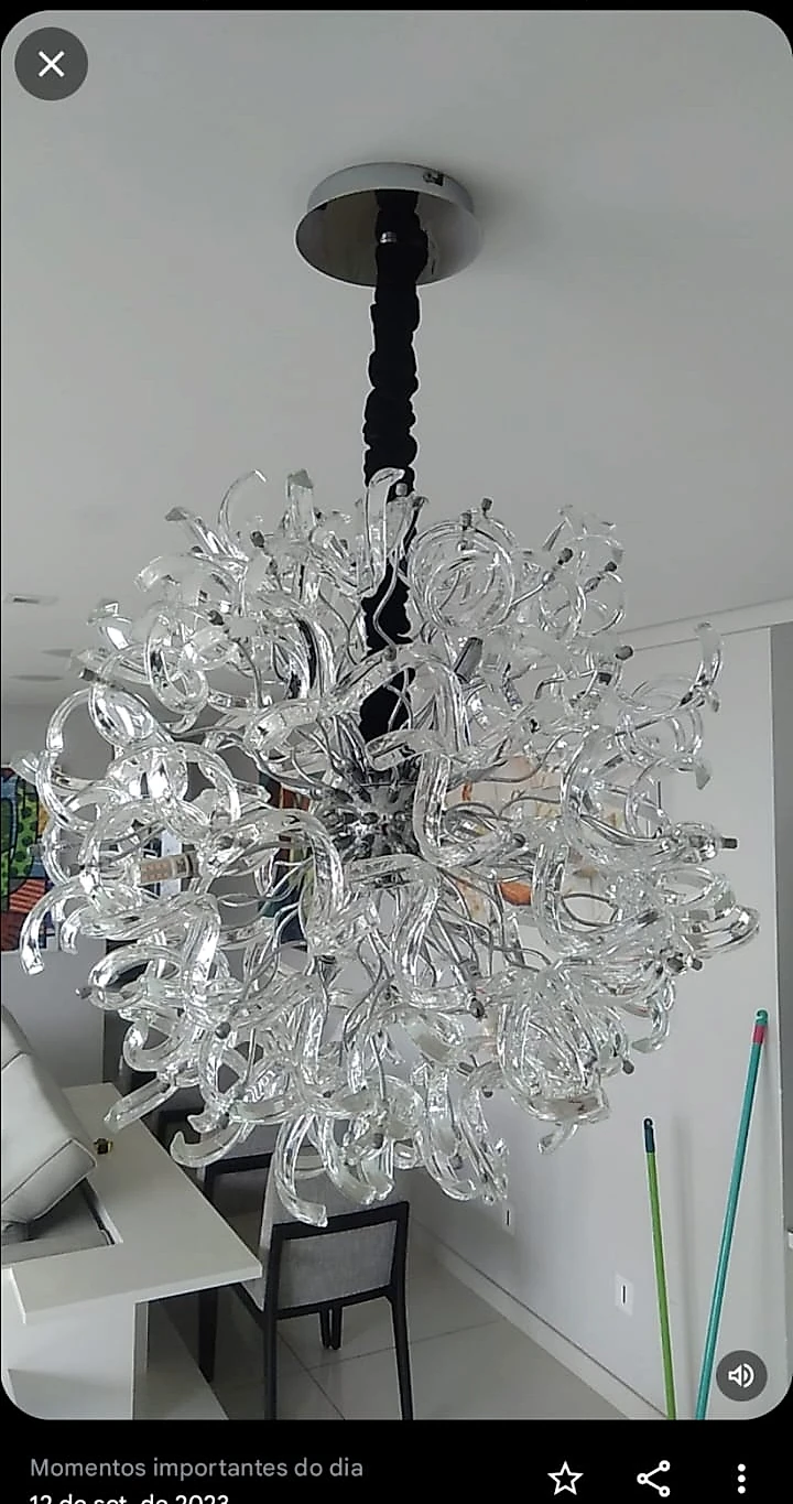 Lustre decorativo limpo com atenção aos mínimos detalhes
