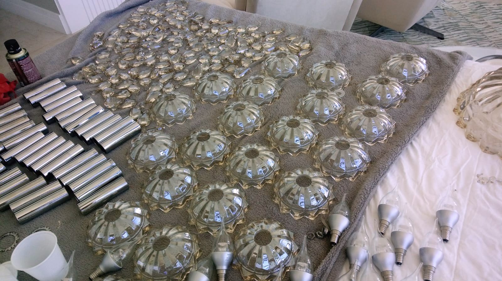 Peças de lustre organizadas para limpeza profissional