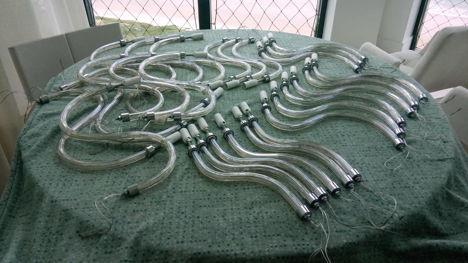 Componentes de lustre desmontados e protegidos durante o processo